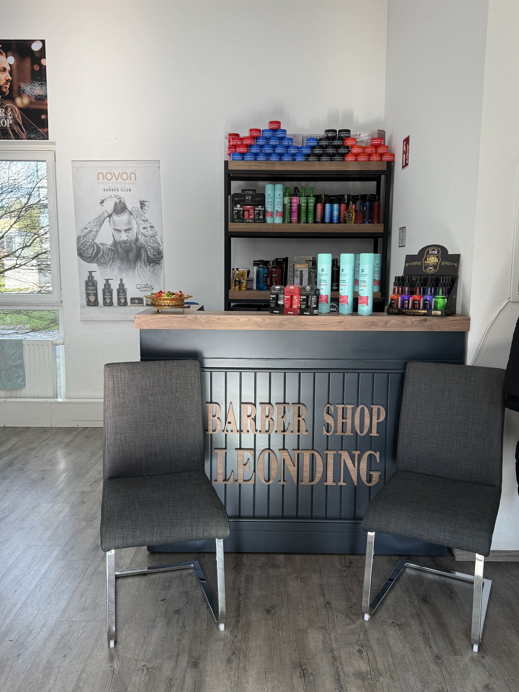 Produktbereich hinter der Empfangstheke